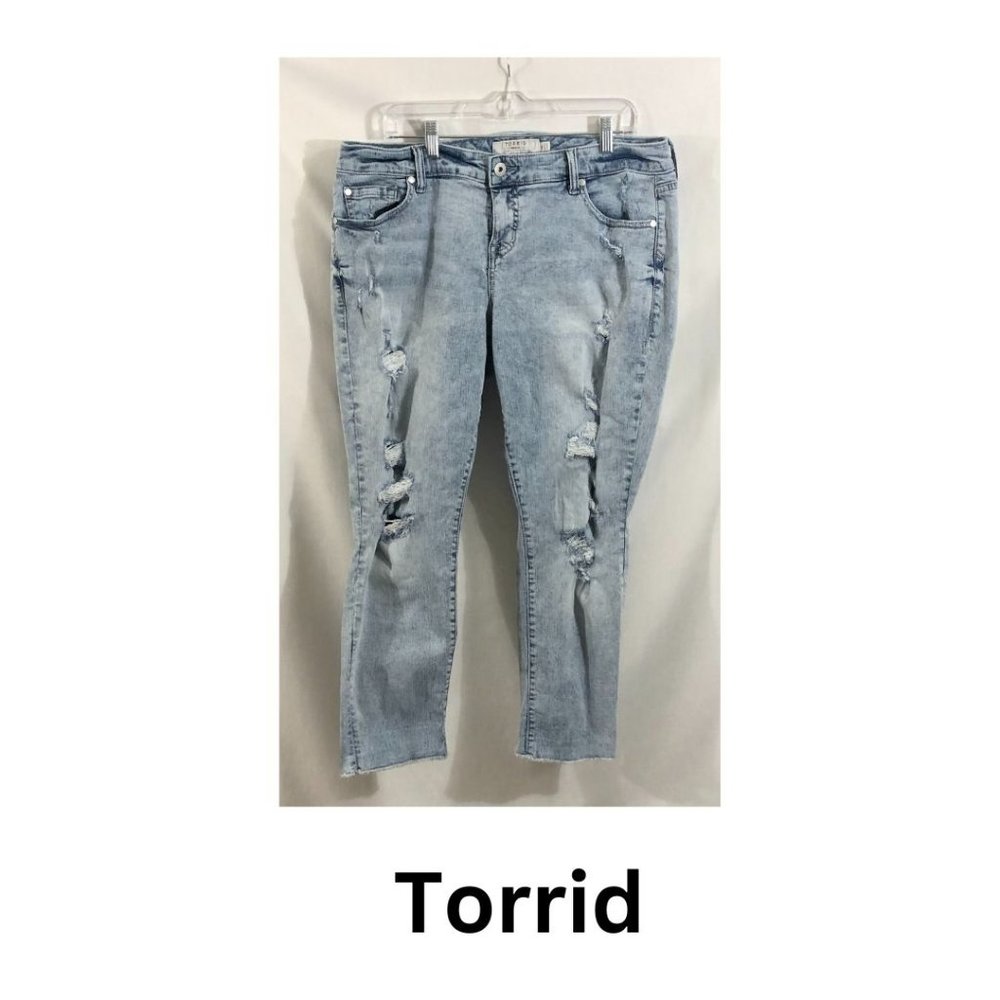 Torrid Boyfriend Distressed Light Wash Denim Jeans Size 16